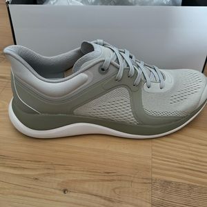 Never worn LuLulemon chargefeel workout low.